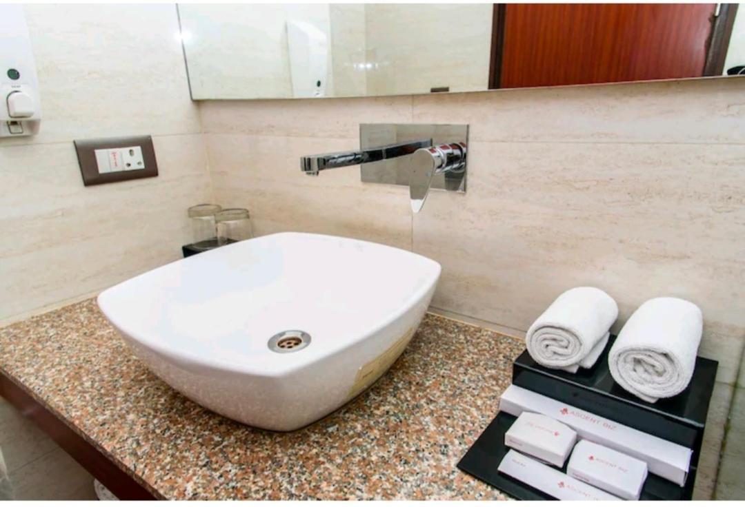 Glace Stay Inn Near Igi Airport Neu-Delhi Exterior foto